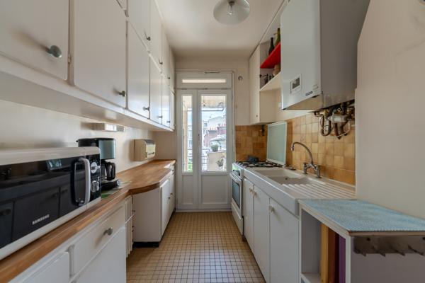 Appartement
         5 pièces
        - 120 m² Bien prestige 1 689 000 € *