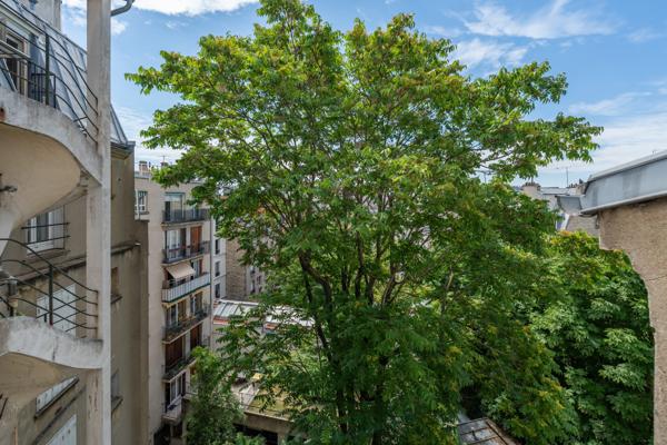 Appartement
         5 pièces
        - 120 m² Bien prestige 1 689 000 € *