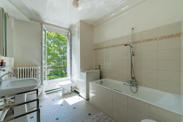 Appartement
         5 pièces
        - 120 m² Bien prestige 1 689 000 € *