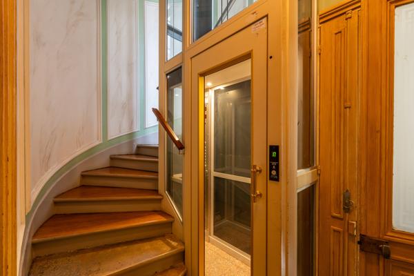 Appartement
         5 pièces
        - 120 m² Bien prestige 1 689 000 € *