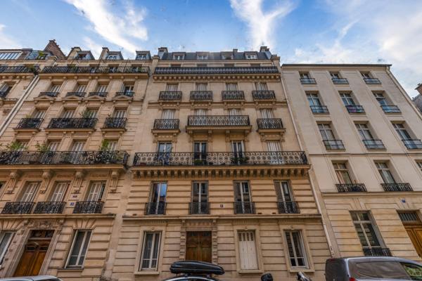 Appartement
         5 pièces
        - 120 m² Bien prestige 1 689 000 € *