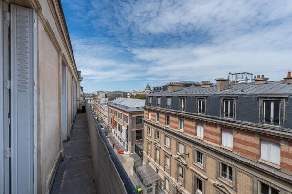 Appartement
         5 pièces
        - 120 m² Bien prestige 1 689 000 € *