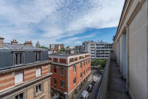 Appartement
         5 pièces
        - 120 m² Bien prestige 1 689 000 € *