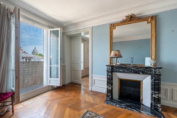 Appartement
         5 pièces
        - 120 m² Bien prestige 1 689 000 € *