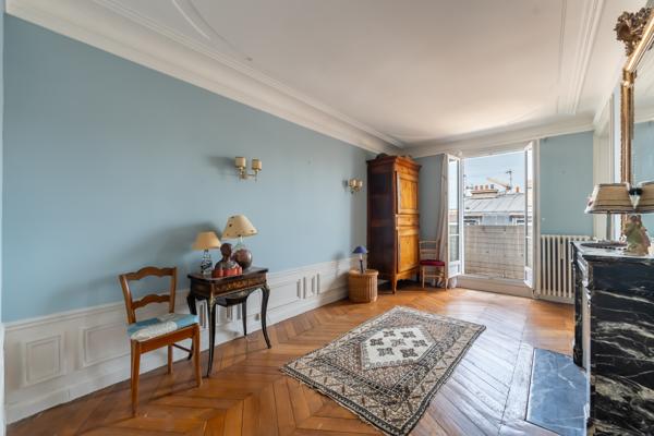 Appartement
         5 pièces
        - 120 m² Bien prestige 1 689 000 € *