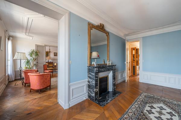 Appartement
         5 pièces
        - 120 m² Bien prestige 1 689 000 € *