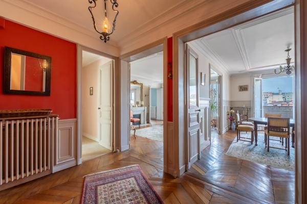 Appartement
         5 pièces
        - 120 m² Bien prestige 1 689 000 € *