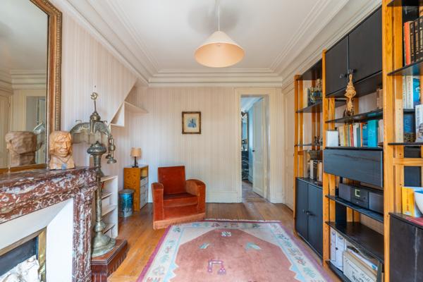 Appartement
         5 pièces
        - 120 m² Bien prestige 1 689 000 € *