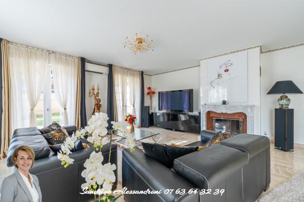 Maison
         7 pièces
        - 190 m² Exclusivité 800 000 € *