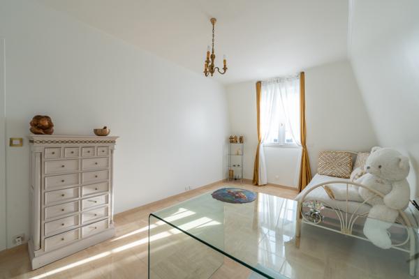 Maison
         7 pièces
        - 190 m² Exclusivité 800 000 € *