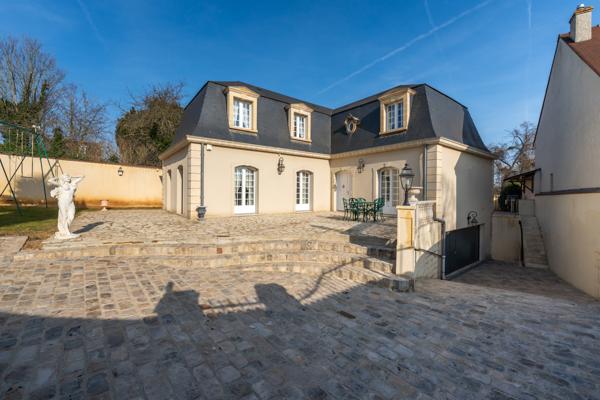 Maison
         7 pièces
        - 190 m² Exclusivité 800 000 € *