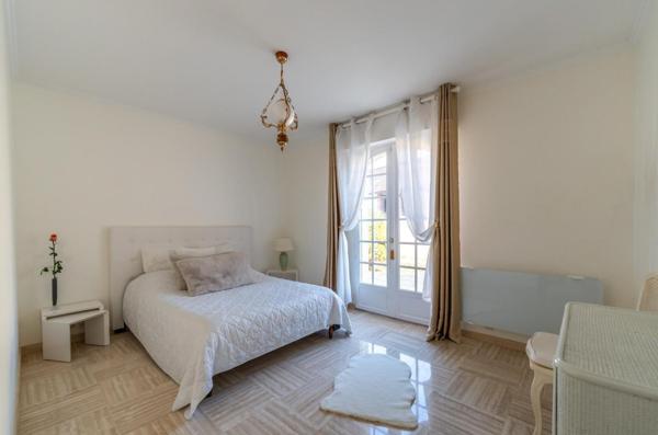 Maison
         7 pièces
        - 190 m² Exclusivité 800 000 € *