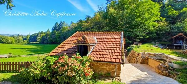 Entre Cluny et Charolles, ensemble immobilier avec 3 gîtes, d'une surface de 190 m², sur terrain de 6 000 m²