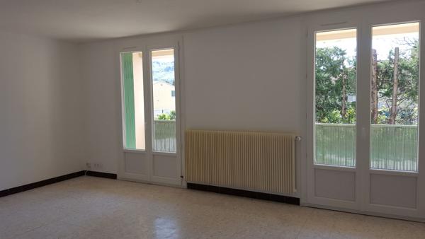 Grand T4 avec cave et garage , Sisteron