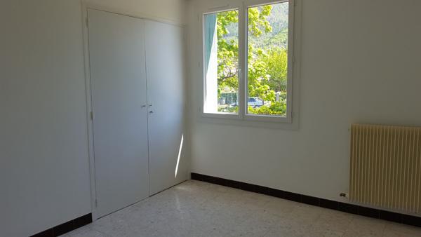 Grand T4 avec cave et garage , Sisteron