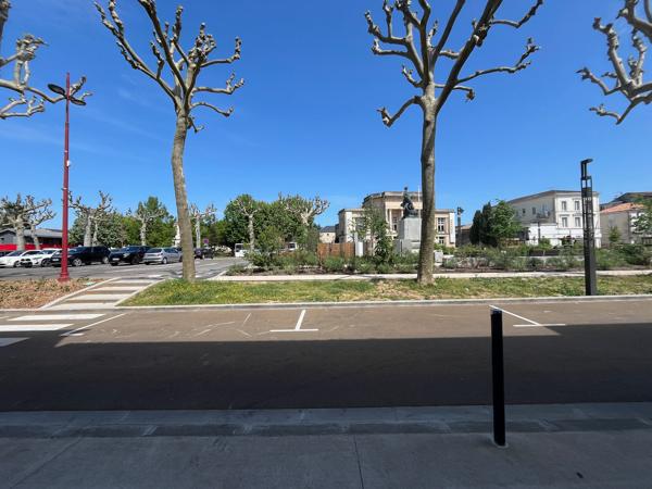 Villeneuve sur Lot, local commercial très VISIBLE, situé sur un axe piéton passant entre le grand parking de la République et les commerces du centre ville dans la zone piétonne. , Villeneuve sur lot