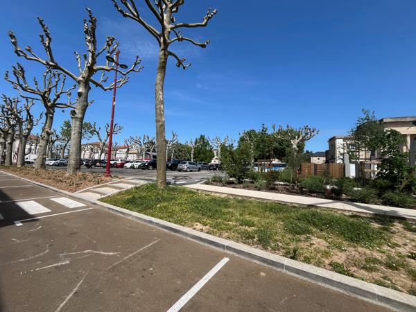 Villeneuve sur Lot, local commercial très VISIBLE, situé sur un axe piéton passant entre le grand parking de la République et les commerces du centre ville dans la zone piétonne. , Villeneuve sur lot