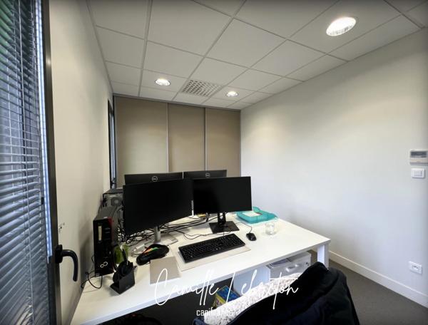 BUREAUX de 135m2 à louer VALLET (44) zone des Dorices - bâtiment professionnel récent en parfait état.