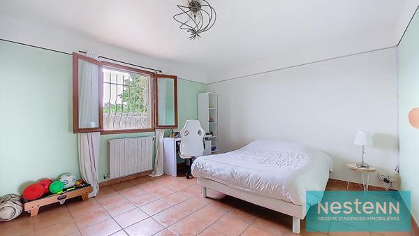 Istres centre ville, maison de plain-pied, T4, 3 chambres, non mitoyenne, en impasse, jardin et garage de 38m²