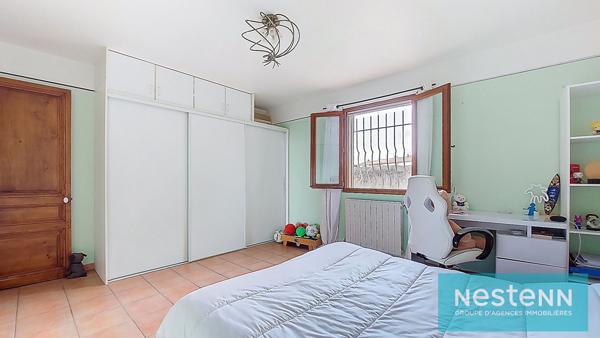 Istres centre ville, maison de plain-pied, T4, 3 chambres, non mitoyenne, en impasse, jardin et garage de 38m²