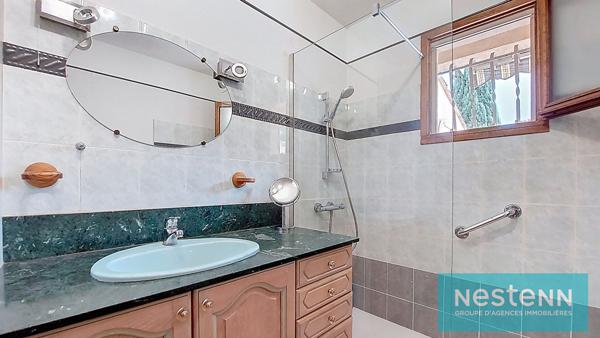 Istres centre ville, maison de plain-pied, T4, 3 chambres, non mitoyenne, en impasse, jardin et garage de 38m²