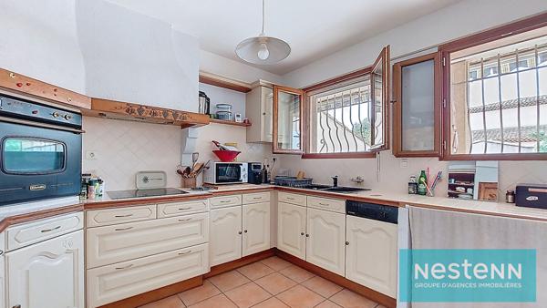 Istres centre ville, maison de plain-pied, T4, 3 chambres, non mitoyenne, en impasse, jardin et garage de 38m²