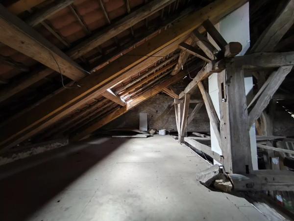 Vente                                                      Maison de village
                        
                     6 pièces                      188 m2                     à Valonne