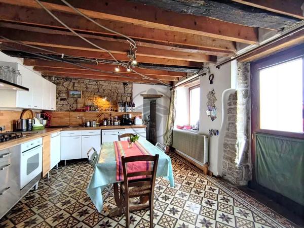 Vente                                                      Maison de village
                        
                     6 pièces                      188 m2                     à Valonne
