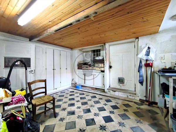 Vente                                                      Maison de village
                        
                     6 pièces                      188 m2                     à Valonne