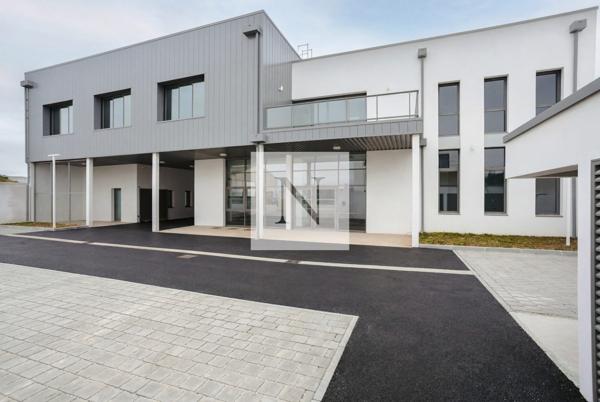 Bureaux premium RE2020 820 m² aménagés clé en main — Lagord, 3 min de La Rochelle