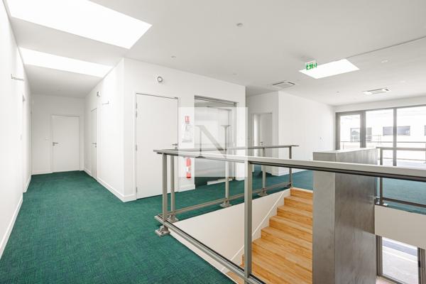 Bureaux premium RE2020 820 m² aménagés clé en main — Lagord, 3 min de La Rochelle