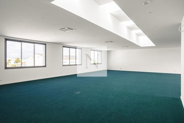 Bureaux premium RE2020 820 m² aménagés clé en main — Lagord, 3 min de La Rochelle