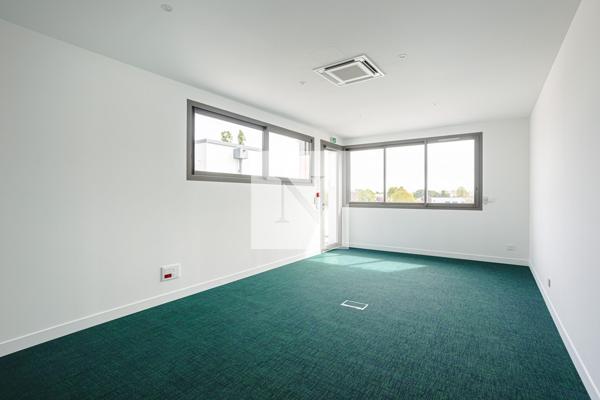 Bureaux premium RE2020 820 m² aménagés clé en main — Lagord, 3 min de La Rochelle