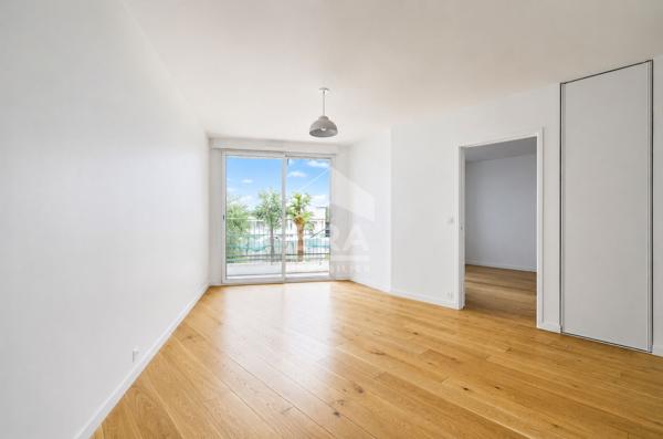 T2 CLICHY RECENT BALCON PARKING