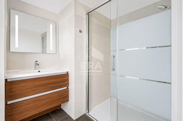 T2 CLICHY RECENT BALCON PARKING
