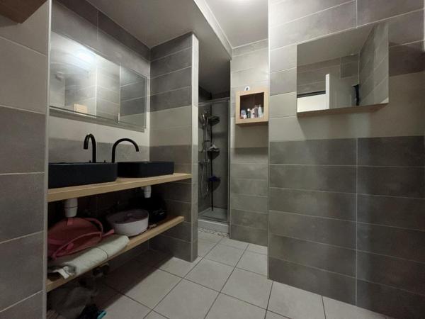 Magnifique maison en R+1 de 190 m²  comprenant 6 chambres sur un terrain 3 faces de 450 m² dans un secteur calme