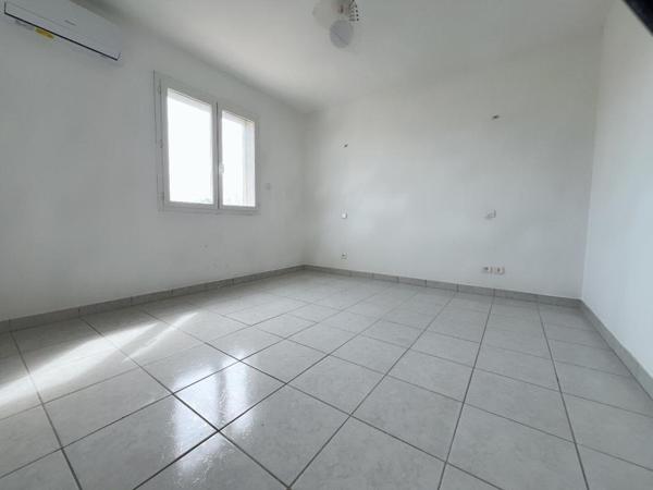 Magnifique maison en R+1 de 190 m²  comprenant 6 chambres sur un terrain 3 faces de 450 m² dans un secteur calme