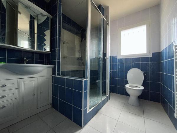 Magnifique maison en R+1 de 190 m²  comprenant 6 chambres sur un terrain 3 faces de 450 m² dans un secteur calme