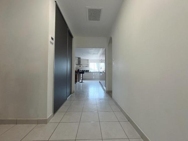 Magnifique maison en R+1 de 190 m²  comprenant 6 chambres sur un terrain 3 faces de 450 m² dans un secteur calme