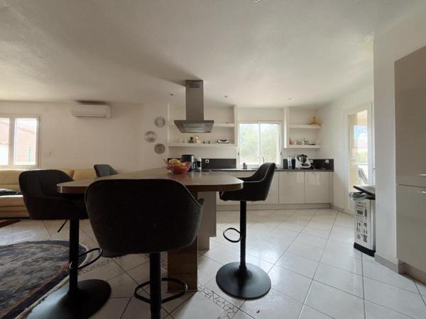 Magnifique maison en R+1 de 190 m²  comprenant 6 chambres sur un terrain 3 faces de 450 m² dans un secteur calme