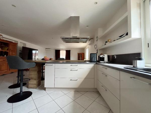 Magnifique maison en R+1 de 190 m²  comprenant 6 chambres sur un terrain 3 faces de 450 m² dans un secteur calme