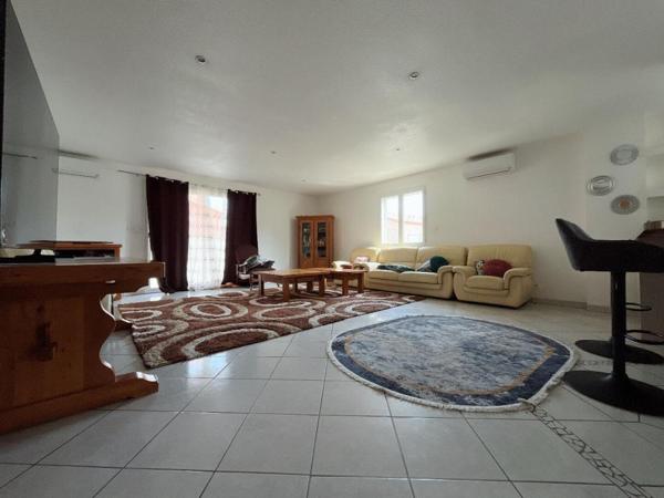 Magnifique maison en R+1 de 190 m²  comprenant 6 chambres sur un terrain 3 faces de 450 m² dans un secteur calme