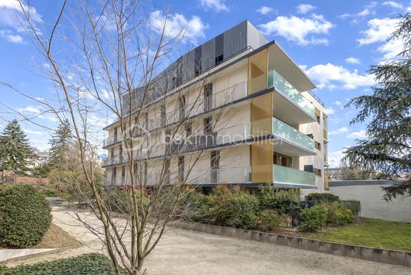 GRENOBLE 38100- Av Marcelin Berthelot "LES TERRASSES DE NOTRE DAME"

Dans Résidence récente de 2018, venez découvrir ce beau T4 de 78M²situé au rez- de- chaussée+ Terrasse de 39M² avec jardin de 40M²
En très bon état, l'appartement est prêt à vivre : Idéal pour une famille, un couple ou des séniors.

Fonctionnel et très bien entretenu, il se compose :
-Une entrée avec rangements
-Une pièce de vie lumineuse avec cuisine équipée ouverte, donnant sur la terrasse
-Trois chambres, dont une chambre parentale avec sa salle d'eau
-Cellier
-Une salle de bains, toilette séparé

Ce qu'on aime :
-Résidence Récente et sécurisée
-Copropriété paisible et familiale
-Pas de travaux à prévoir
-Volets roulants électriques
-Double vitrage
-Chauffage collectif
-Fibre optique
-Commerces, écoles, tram

- Un garage en sous-sol est proposé en sus du prix.

Envie de le découvrir ?
Contactez- moi dès maintenant pour organiser une visite et laissez vous séduire par ce bien.