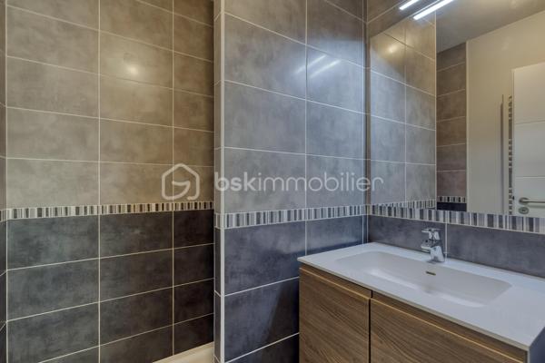 GRENOBLE 38100- Av Marcelin Berthelot "LES TERRASSES DE NOTRE DAME"

Dans Résidence récente de 2018, venez découvrir ce beau T4 de 78M²situé au rez- de- chaussée+ Terrasse de 39M² avec jardin de 40M²
En très bon état, l'appartement est prêt à vivre : Idéal pour une famille, un couple ou des séniors.

Fonctionnel et très bien entretenu, il se compose :
-Une entrée avec rangements
-Une pièce de vie lumineuse avec cuisine équipée ouverte, donnant sur la terrasse
-Trois chambres, dont une chambre parentale avec sa salle d'eau
-Cellier
-Une salle de bains, toilette séparé

Ce qu'on aime :
-Résidence Récente et sécurisée
-Copropriété paisible et familiale
-Pas de travaux à prévoir
-Volets roulants électriques
-Double vitrage
-Chauffage collectif
-Fibre optique
-Commerces, écoles, tram

- Un garage en sous-sol est proposé en sus du prix.

Envie de le découvrir ?
Contactez- moi dès maintenant pour organiser une visite et laissez vous séduire par ce bien.