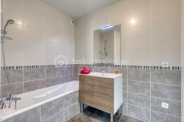GRENOBLE 38100- Av Marcelin Berthelot "LES TERRASSES DE NOTRE DAME"

Dans Résidence récente de 2018, venez découvrir ce beau T4 de 78M²situé au rez- de- chaussée+ Terrasse de 39M² avec jardin de 40M²
En très bon état, l'appartement est prêt à vivre : Idéal pour une famille, un couple ou des séniors.

Fonctionnel et très bien entretenu, il se compose :
-Une entrée avec rangements
-Une pièce de vie lumineuse avec cuisine équipée ouverte, donnant sur la terrasse
-Trois chambres, dont une chambre parentale avec sa salle d'eau
-Cellier
-Une salle de bains, toilette séparé

Ce qu'on aime :
-Résidence Récente et sécurisée
-Copropriété paisible et familiale
-Pas de travaux à prévoir
-Volets roulants électriques
-Double vitrage
-Chauffage collectif
-Fibre optique
-Commerces, écoles, tram

- Un garage en sous-sol est proposé en sus du prix.

Envie de le découvrir ?
Contactez- moi dès maintenant pour organiser une visite et laissez vous séduire par ce bien.