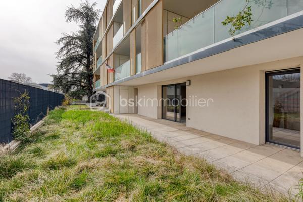 GRENOBLE 38100- Av Marcelin Berthelot "LES TERRASSES DE NOTRE DAME"

Dans Résidence récente de 2018, venez découvrir ce beau T4 de 78M²situé au rez- de- chaussée+ Terrasse de 39M² avec jardin de 40M²
En très bon état, l'appartement est prêt à vivre : Idéal pour une famille, un couple ou des séniors.

Fonctionnel et très bien entretenu, il se compose :
-Une entrée avec rangements
-Une pièce de vie lumineuse avec cuisine équipée ouverte, donnant sur la terrasse
-Trois chambres, dont une chambre parentale avec sa salle d'eau
-Cellier
-Une salle de bains, toilette séparé

Ce qu'on aime :
-Résidence Récente et sécurisée
-Copropriété paisible et familiale
-Pas de travaux à prévoir
-Volets roulants électriques
-Double vitrage
-Chauffage collectif
-Fibre optique
-Commerces, écoles, tram

- Un garage en sous-sol est proposé en sus du prix.

Envie de le découvrir ?
Contactez- moi dès maintenant pour organiser une visite et laissez vous séduire par ce bien.