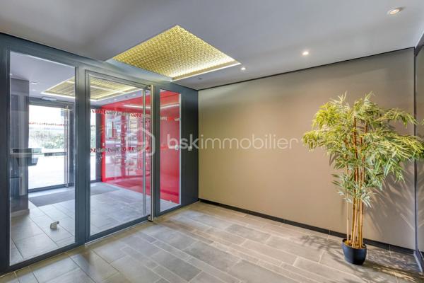 GRENOBLE 38100- Av Marcelin Berthelot "LES TERRASSES DE NOTRE DAME"

Dans Résidence récente de 2018, venez découvrir ce beau T4 de 78M²situé au rez- de- chaussée+ Terrasse de 39M² avec jardin de 40M²
En très bon état, l'appartement est prêt à vivre : Idéal pour une famille, un couple ou des séniors.

Fonctionnel et très bien entretenu, il se compose :
-Une entrée avec rangements
-Une pièce de vie lumineuse avec cuisine équipée ouverte, donnant sur la terrasse
-Trois chambres, dont une chambre parentale avec sa salle d'eau
-Cellier
-Une salle de bains, toilette séparé

Ce qu'on aime :
-Résidence Récente et sécurisée
-Copropriété paisible et familiale
-Pas de travaux à prévoir
-Volets roulants électriques
-Double vitrage
-Chauffage collectif
-Fibre optique
-Commerces, écoles, tram

- Un garage en sous-sol est proposé en sus du prix.

Envie de le découvrir ?
Contactez- moi dès maintenant pour organiser une visite et laissez vous séduire par ce bien.
