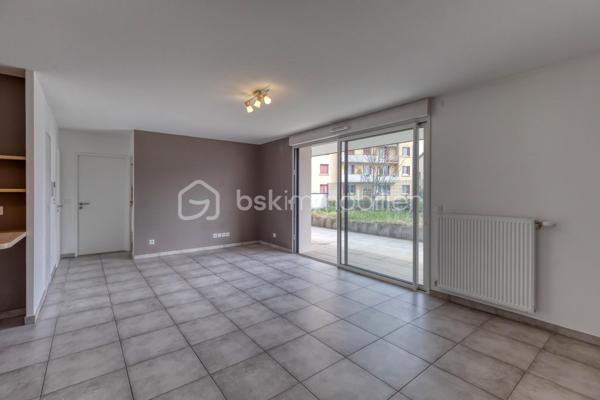 GRENOBLE 38100- Av Marcelin Berthelot "LES TERRASSES DE NOTRE DAME"

Dans Résidence récente de 2018, venez découvrir ce beau T4 de 78M²situé au rez- de- chaussée+ Terrasse de 39M² avec jardin de 40M²
En très bon état, l'appartement est prêt à vivre : Idéal pour une famille, un couple ou des séniors.

Fonctionnel et très bien entretenu, il se compose :
-Une entrée avec rangements
-Une pièce de vie lumineuse avec cuisine équipée ouverte, donnant sur la terrasse
-Trois chambres, dont une chambre parentale avec sa salle d'eau
-Cellier
-Une salle de bains, toilette séparé

Ce qu'on aime :
-Résidence Récente et sécurisée
-Copropriété paisible et familiale
-Pas de travaux à prévoir
-Volets roulants électriques
-Double vitrage
-Chauffage collectif
-Fibre optique
-Commerces, écoles, tram

- Un garage en sous-sol est proposé en sus du prix.

Envie de le découvrir ?
Contactez- moi dès maintenant pour organiser une visite et laissez vous séduire par ce bien.