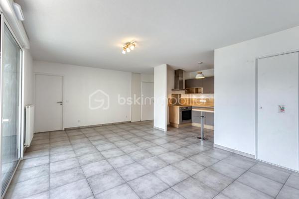 GRENOBLE 38100- Av Marcelin Berthelot "LES TERRASSES DE NOTRE DAME"

Dans Résidence récente de 2018, venez découvrir ce beau T4 de 78M²situé au rez- de- chaussée+ Terrasse de 39M² avec jardin de 40M²
En très bon état, l'appartement est prêt à vivre : Idéal pour une famille, un couple ou des séniors.

Fonctionnel et très bien entretenu, il se compose :
-Une entrée avec rangements
-Une pièce de vie lumineuse avec cuisine équipée ouverte, donnant sur la terrasse
-Trois chambres, dont une chambre parentale avec sa salle d'eau
-Cellier
-Une salle de bains, toilette séparé

Ce qu'on aime :
-Résidence Récente et sécurisée
-Copropriété paisible et familiale
-Pas de travaux à prévoir
-Volets roulants électriques
-Double vitrage
-Chauffage collectif
-Fibre optique
-Commerces, écoles, tram

- Un garage en sous-sol est proposé en sus du prix.

Envie de le découvrir ?
Contactez- moi dès maintenant pour organiser une visite et laissez vous séduire par ce bien.