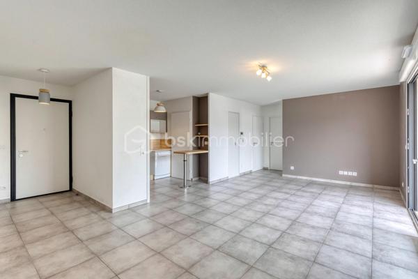 GRENOBLE 38100- Av Marcelin Berthelot "LES TERRASSES DE NOTRE DAME"

Dans Résidence récente de 2018, venez découvrir ce beau T4 de 78M²situé au rez- de- chaussée+ Terrasse de 39M² avec jardin de 40M²
En très bon état, l'appartement est prêt à vivre : Idéal pour une famille, un couple ou des séniors.

Fonctionnel et très bien entretenu, il se compose :
-Une entrée avec rangements
-Une pièce de vie lumineuse avec cuisine équipée ouverte, donnant sur la terrasse
-Trois chambres, dont une chambre parentale avec sa salle d'eau
-Cellier
-Une salle de bains, toilette séparé

Ce qu'on aime :
-Résidence Récente et sécurisée
-Copropriété paisible et familiale
-Pas de travaux à prévoir
-Volets roulants électriques
-Double vitrage
-Chauffage collectif
-Fibre optique
-Commerces, écoles, tram

- Un garage en sous-sol est proposé en sus du prix.

Envie de le découvrir ?
Contactez- moi dès maintenant pour organiser une visite et laissez vous séduire par ce bien.